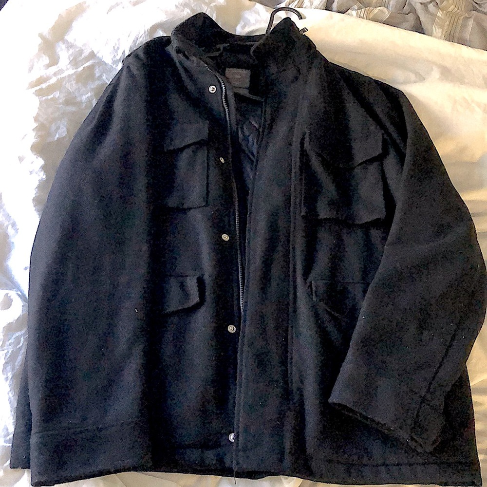 Gap winter jacket with rainy hat that has a zipper